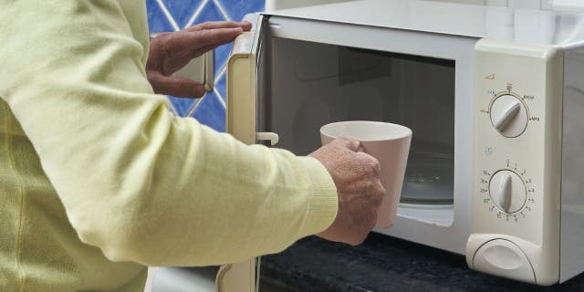 Alleged Hospital Microwave Payment Usage Sign For Employees Goes Viral 3 The man puts the cup in the microwave.