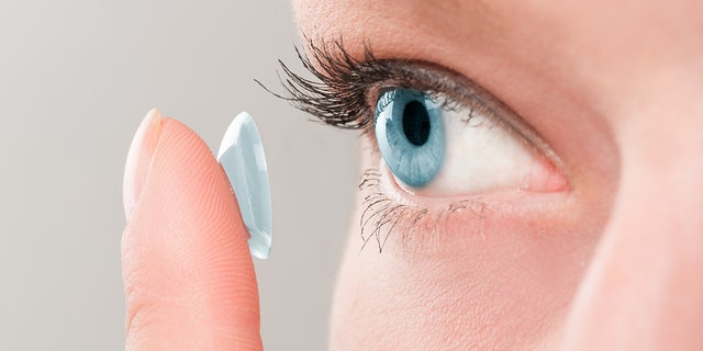 blue eye contact lens