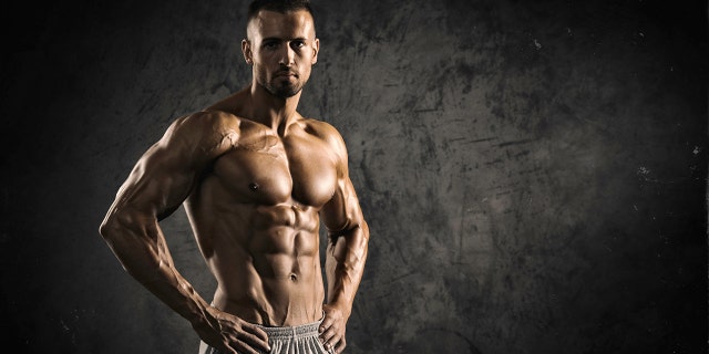 hombre musculoso con abdominales