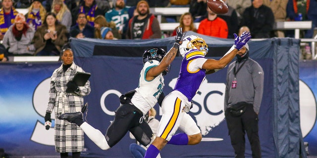 Isaiah Winstead catching the touchdown