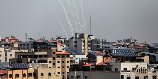 Militantes de Gaza disparan una ola de cohetes contra Israel después de que los ataques matan a los principales líderes terroristas 5 Se dispararon cohetes desde Gaza hacia Israel