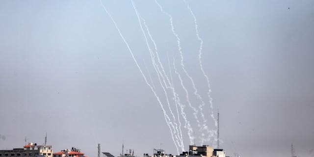 Militantes de Gaza disparan una ola de cohetes contra Israel después de que los ataques matan a los principales líderes terroristas 4 Líneas blancas en el cielo sobre Israel