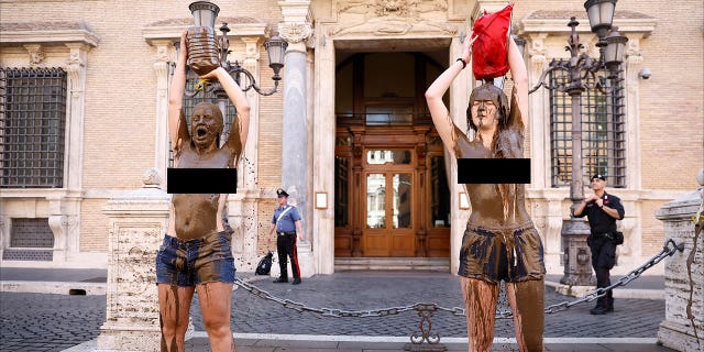 Activistas climáticos en topless en Roma se untan con barro en protesta por el uso de combustibles fósiles, provocando inundaciones 4 Activistas climáticos en el barro