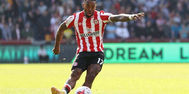 Ivan Toney kicking ball