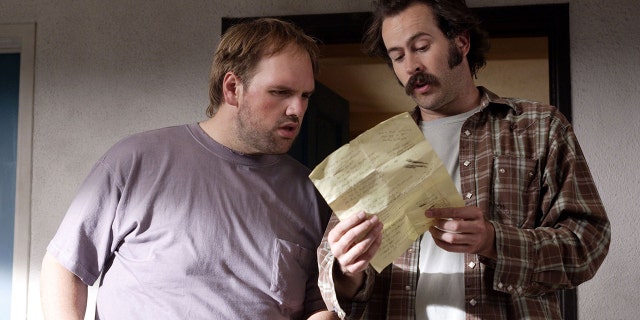 Jason Lee and Ethan Suplee read a note on My Name is Earl show