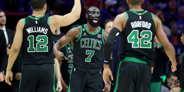 Jaylen Brown kutluyor