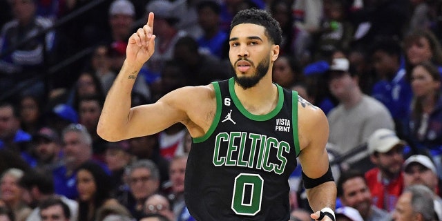 Jayson Tatum koşarak yukarı çıkıyor