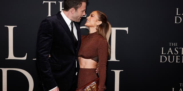 Ben Affleck looking at Jennifer Lopez