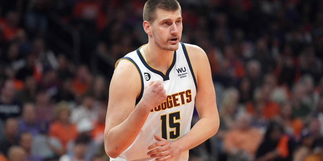 Nikola Jokic bakıyor