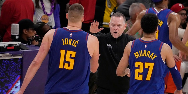 Mike Malone con Jokic y Murray