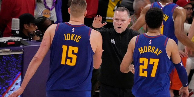 Mike Malone con Jokic y Murray