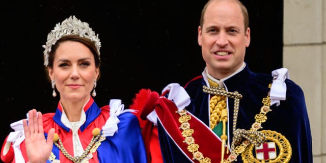 prince william kate middleton smiling on balcony