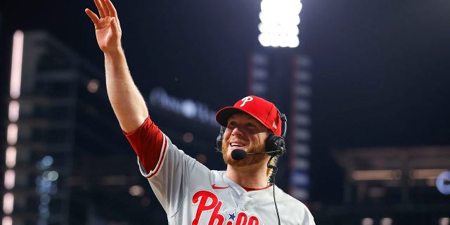 Craig Kimbrel waves to crowd