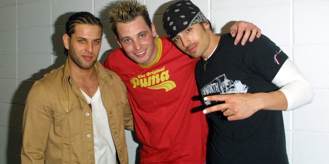 LFO takes a photo together.