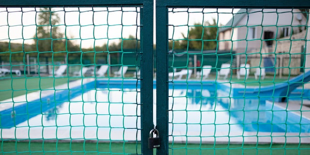 Puerta de la piscina cerrada