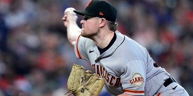 Logan Webb pitching