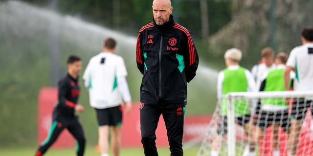 Erik ten Hag observa a los jugadores