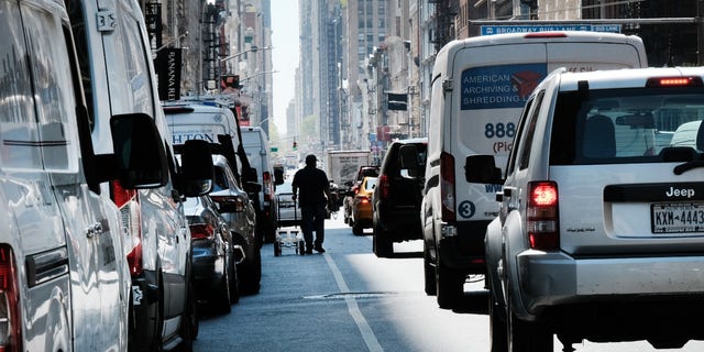 El tráfico se mueve por el centro de Manhattan el 21 de abril de 2023 en la ciudad de Nueva York.