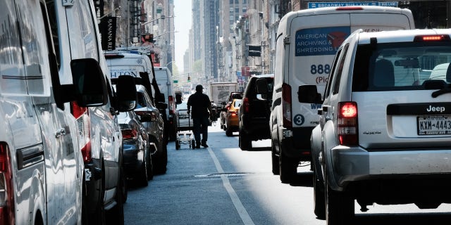 El tráfico se mueve por el centro de Manhattan el 21 de abril de 2023 en la ciudad de Nueva York.