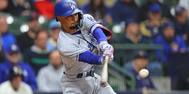 Mookie Betts swingt