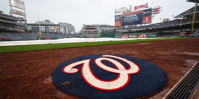 Nationals on deck circle