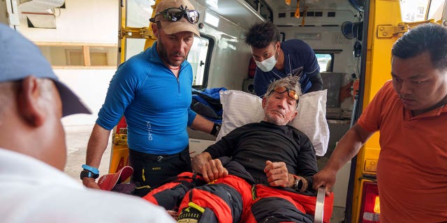 En Nepal, un hombre de 84 años que intentaba convertirse en el escalador exitoso de mayor edad es rescatado después de resultar herido. 4 carlos soria