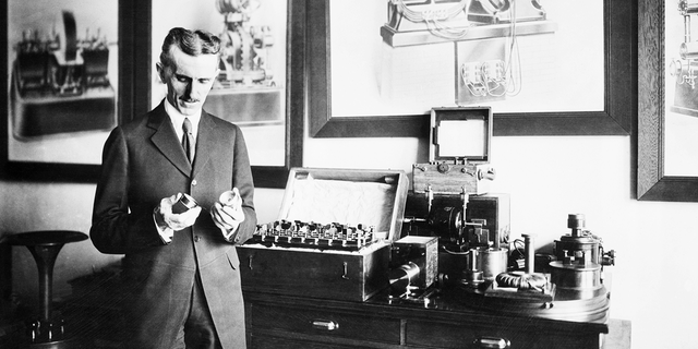 Tesla bobini ile Nikola Tesla