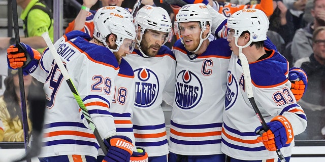 Los Oilers celebran su gol