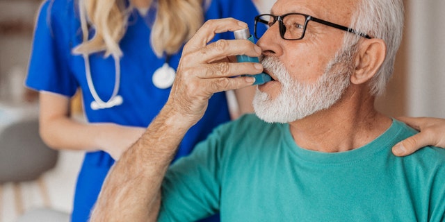 inhaler ile yaşlı adam