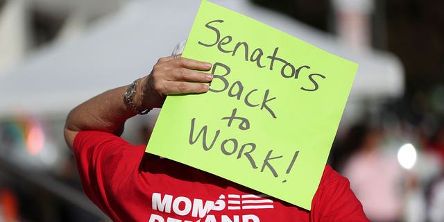 Sign says "Senators back to work"