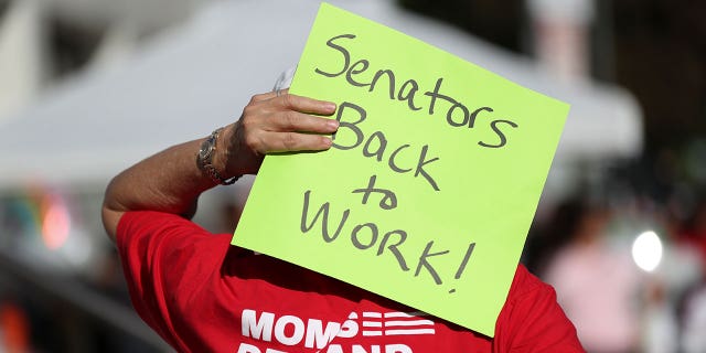 Sign says "Senators back to work"