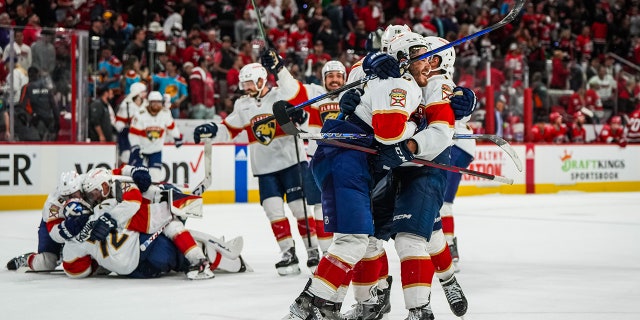 Panthers celebran el gol de Matthew Tkachuk