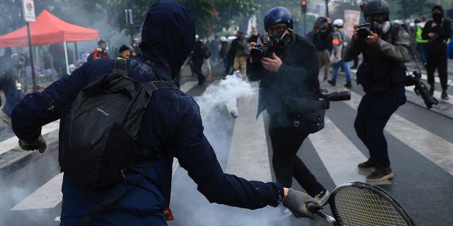 Enfrentamientos entre la policía francesa y violentas protestas durante las manifestaciones del Día del Trabajo 4 Manifestantes franceses chocan con la policía de París durante las protestas del Primero de Mayo