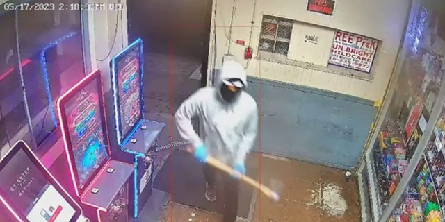 Philadelphia suspects bust down grocery retailer door with ax, maintain employee at gunpoint throughout theft: video