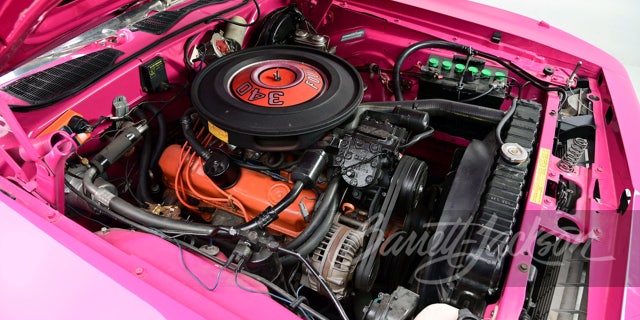 Редкий розовый маслкар Plymouth Cuda из «Мулен Руж» выставлен на аукцион 1 Розовый двигатель Plymouth