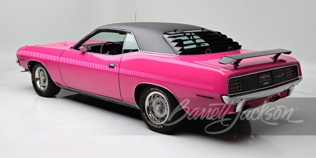 Редкий розовый маслкар Plymouth Cuda из «Мулен Руж» выставлен на аукцион 3 задний плимут розовый
