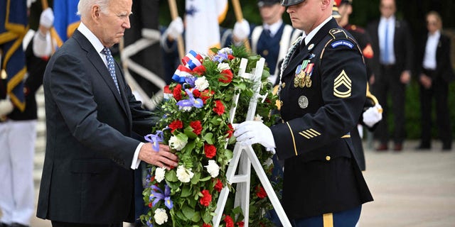 El presidente Joe Biden deposita una ofrenda floral en la Tumba del Soldado Desconocido en el Día de los Caídos de 2023