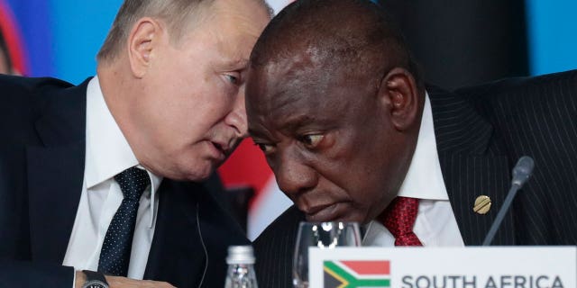 Las dudas sobre si Sudáfrica suministró armas a Rusia están alimentando una enorme disputa diplomática con Estados Unidos. 4 Putin y Ramaphosa