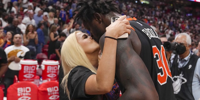Julius Randle kisses his wife