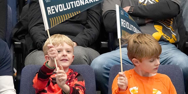 Niños con banderines revolucionarios