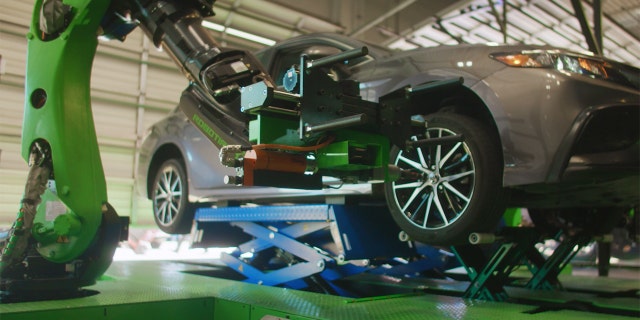 RoboTire на базе искусственного интеллекта может заменить 4 шины в два раза быстрее человека 1 автоматический ключ