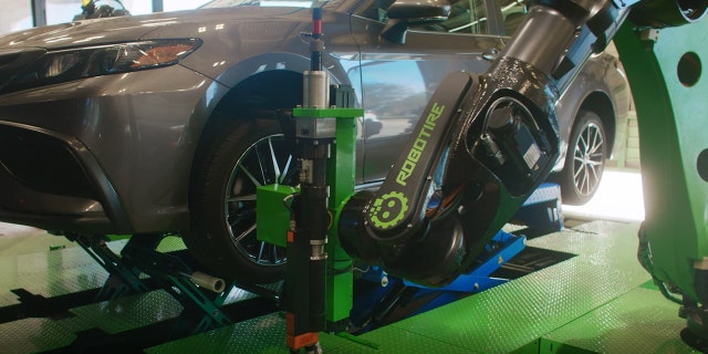 RoboTire на базе искусственного интеллекта может заменить 4 шины в два раза быстрее человека 2 роботизированная тяга