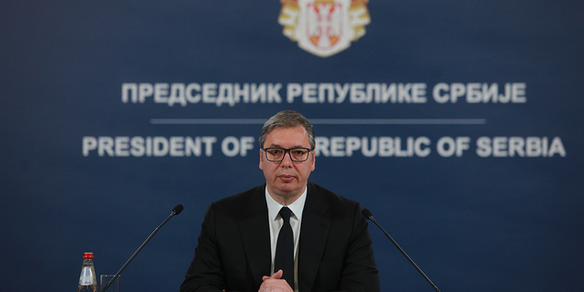 El presidente de Serbia habla frente a los micrófonos de su nación