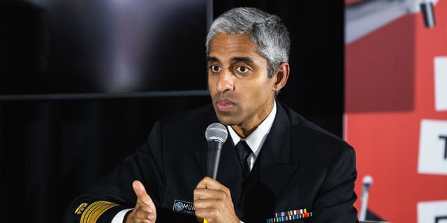 El Cirujano General de EE. UU. Dr.  vivek murthy