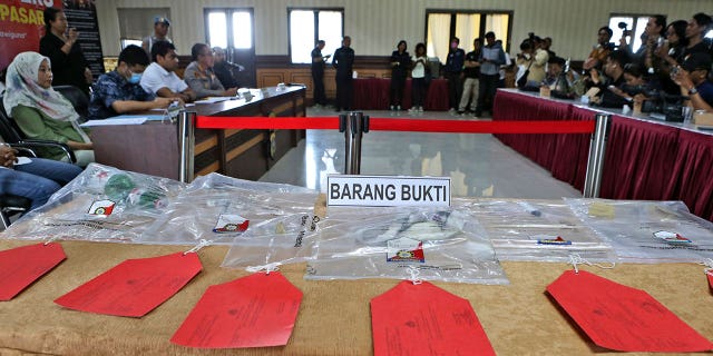 La policía de Indonesia encontró los cuerpos desnudos de una pareja china en un hotel de Bali 4 table