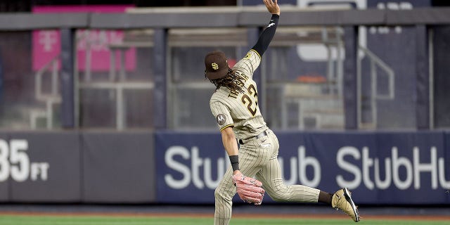 Fernando Tatis waving to Yankee fans