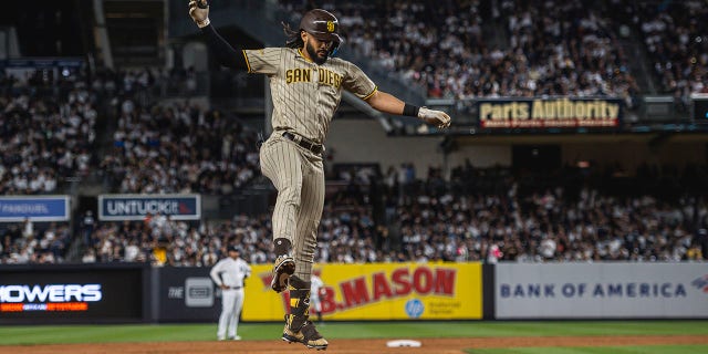 Fernando Tatis homer'ı kutluyor