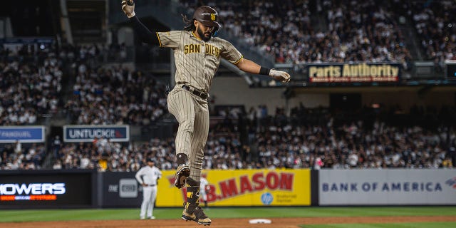 Fernando Tatis celebra su cuadrangular