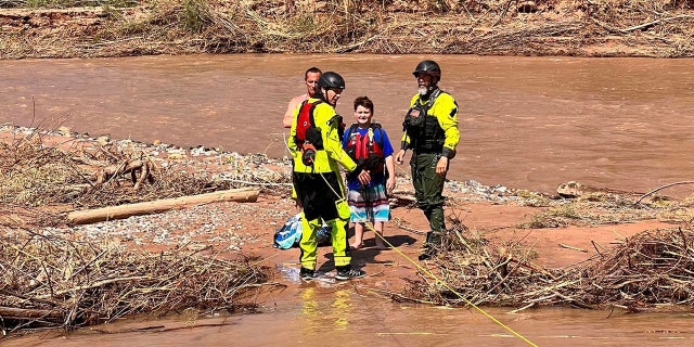 Utah dad and son rescued from sandbar after falling into swift-moving river, video shows 2 rescuers reach father and son on sandbar
