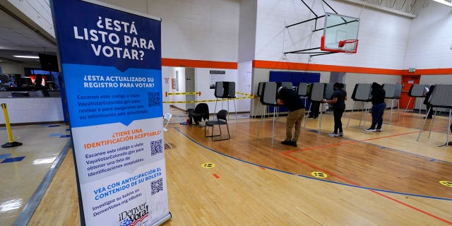 Spanish-language polling sign